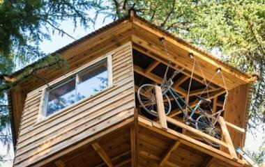Inovação com materiais reciclados: Casa na árvore + elevador/bicicleta