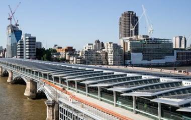 Inaugurada em Londres a maior ponte de energia solar do mundo