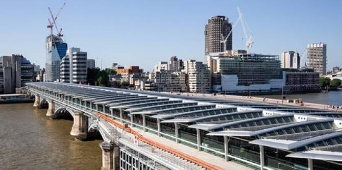 Inaugurada em Londres a maior ponte de energia solar do mundo