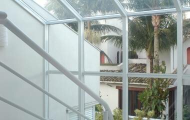 Iluminação natural em casa traz sofisticação e economia