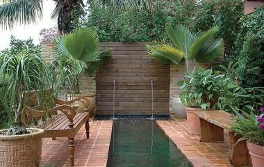 Água no jardim - Fontes e espelhos d\'água garantem o frescor no jardim