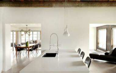 Casa minimalista aposta no contraste preto e branco