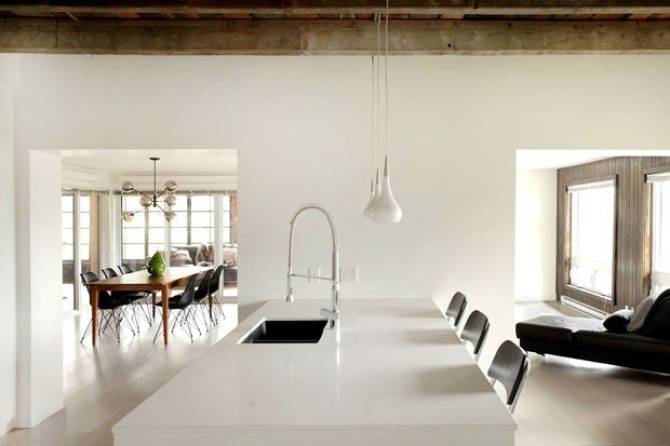 Casa minimalista aposta no contraste preto e branco