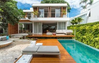 Casa com cara de praia é construída no meio da cidade grande